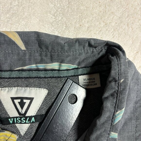 Vissla Mens Button Down Shirt Size X-Large Grey Floral Vacation Resortwear - Picture 3 of 15